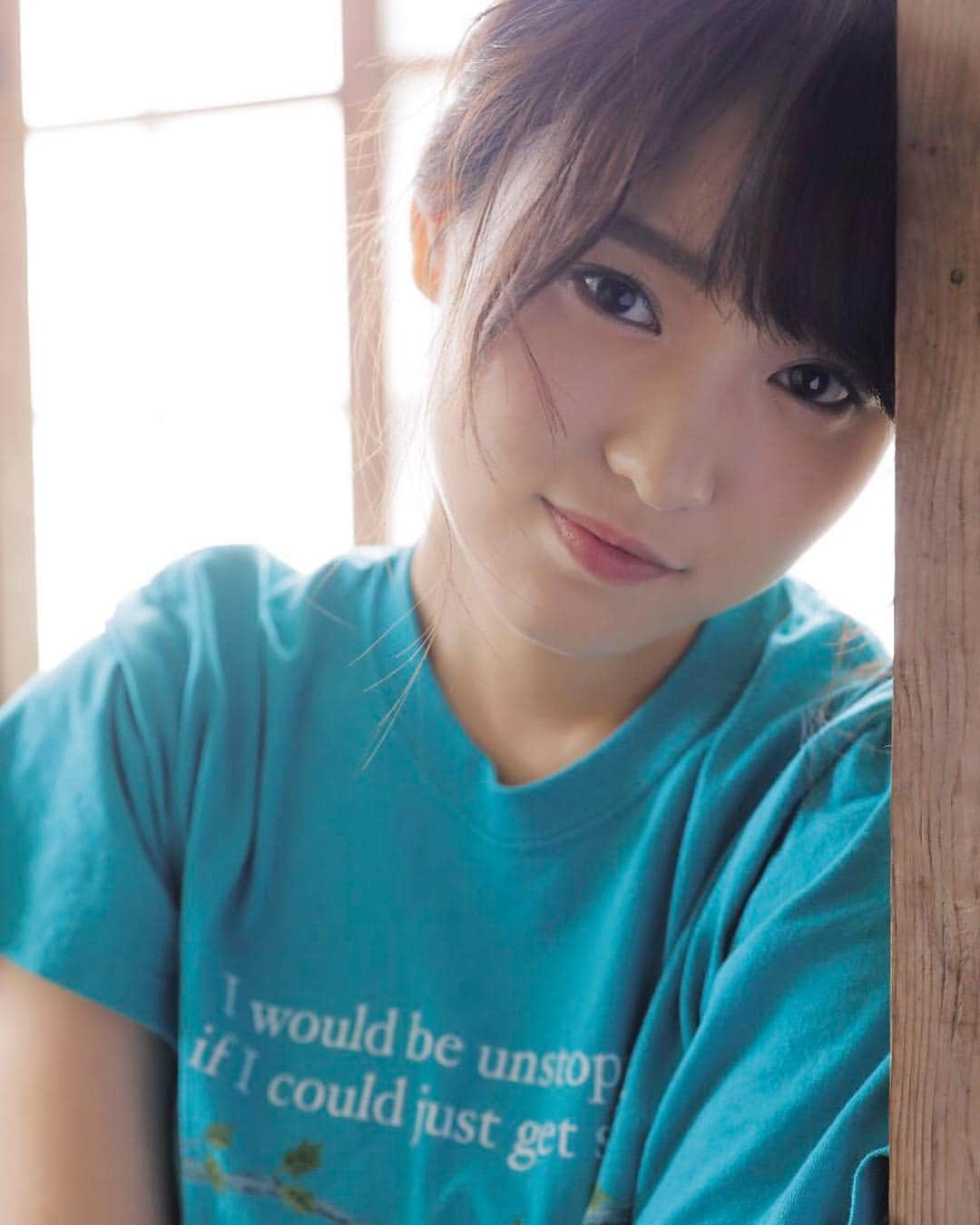週刊少年マガジンのインスタグラム：「発売中の週刊少年マガジン28号のグラビアは #欅坂46 #菅井友香 さん！ 1st写真集「フィアンセ」発売おめでとうございます！ クオカを50名様に！  撮影：三宮幹史▽スタイリング：笹谷監子▽ヘアメイク：布野夕貴（吉野事務所） デザイン：松本麻実（GROSVENOR design）」