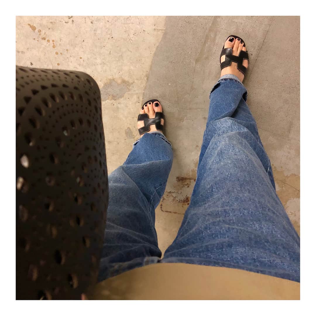 黒田知永子さんのインスタグラム写真 - (黒田知永子Instagram)「楽な靴に手が伸びる。素敵に見える楽な靴、、、これが希望✨ ＊ ブランドは写真をタップしてね。 #fashion  #靴＃サンダル #黒田知永子  #chiekokuroda」6月14日 9時17分 - kuroda_chieko