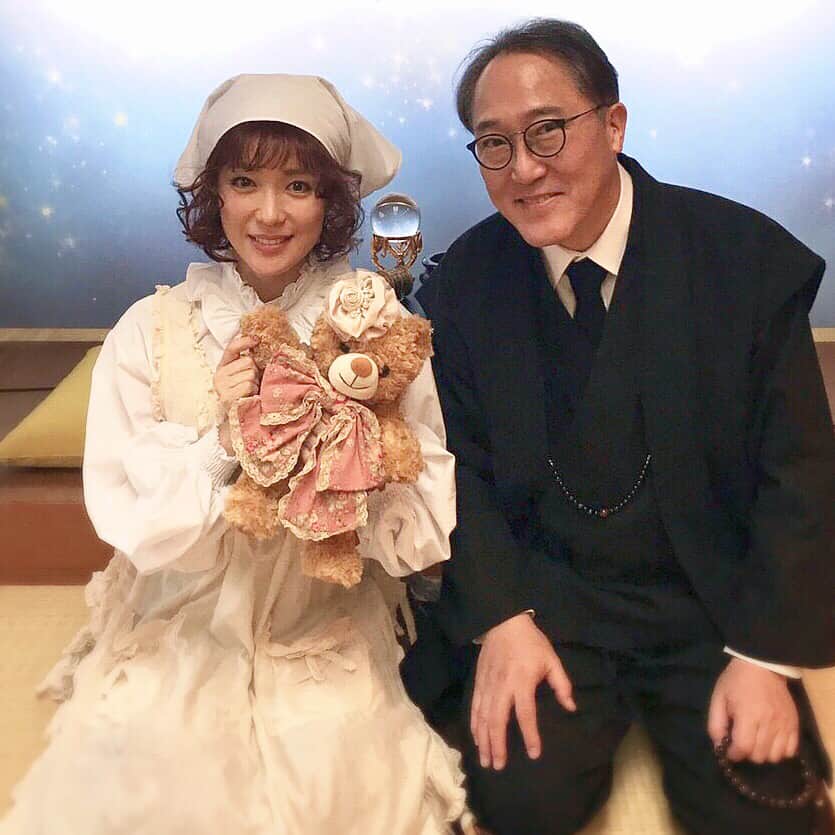 若村麻由美さんのインスタグラム写真 - (若村麻由美Instagram)「❣寿命を食い尽くす️SPECホルダー玉森敏子95歳、危うし❗️ ■配信中 #paravi #twitter #youtube でご覧頂けます👀 SPECサーガ完結篇「SICK’S　恕乃抄」～内閣情報調査室特務事項専従係事件簿 ～ 第参話 其ノ十六「再挑戦！」 第参話 其ノ十七「玉森敏子、陥落」 第参話 其ノ十八「某大国の狙いとは？」 第参話 其ノ十九「迫られる選択」 ※公開期限：6/18（月）12:00 . まとめ視聴と玉森敏子特集｢SICK’S大好き‼ #44 玉森敏子とは」はparaviへ . さて、 佐野史郎 さんとの初共演は、アタシがまだピヨピヨ新人だった頃。新婚夫婦の役でした。その後あの冬彦さんに変身。あらゆる役で恐怖と知性に溢れています。このsick'sでもその闇の深さは計り知れません😱でも実は、とっても優しい親戚のお兄さんみたいな方です🎶 . #若村麻由美 #mayumiwakamura #堤幸彦 #ケイゾク #spec #シリーズ #sicks #パラビ #ピンチョス配信 #paravi #木村文乃 #松田翔太 #佐野史郎 #玉森敏子 #日傘 #pinkhouse #bear」6月14日 10時08分 - mayumiwakamura_official