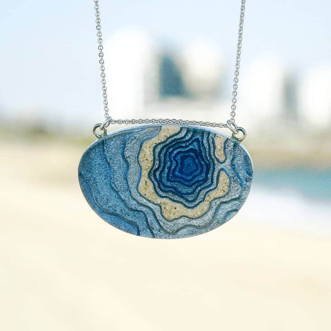 Britta Boeckmannのインスタグラム：「I am super excited to announce that we just released 13 new Aqua designs on boldb.com.au 🌊🌊🌊 Each design represents an unique ocean landscape. 💦💦💦 This is the Atoll pendant. An Atoll is a ring-shaped reef, island, or chain of islands formed of coral. 🐚🐚🐚 #boldb #aqua #ocean #jewellery #jewelry #pendant #necklace #atoll #beach #beachy #beachsand #island #ocean #melbourne #melbournedesign #australia」