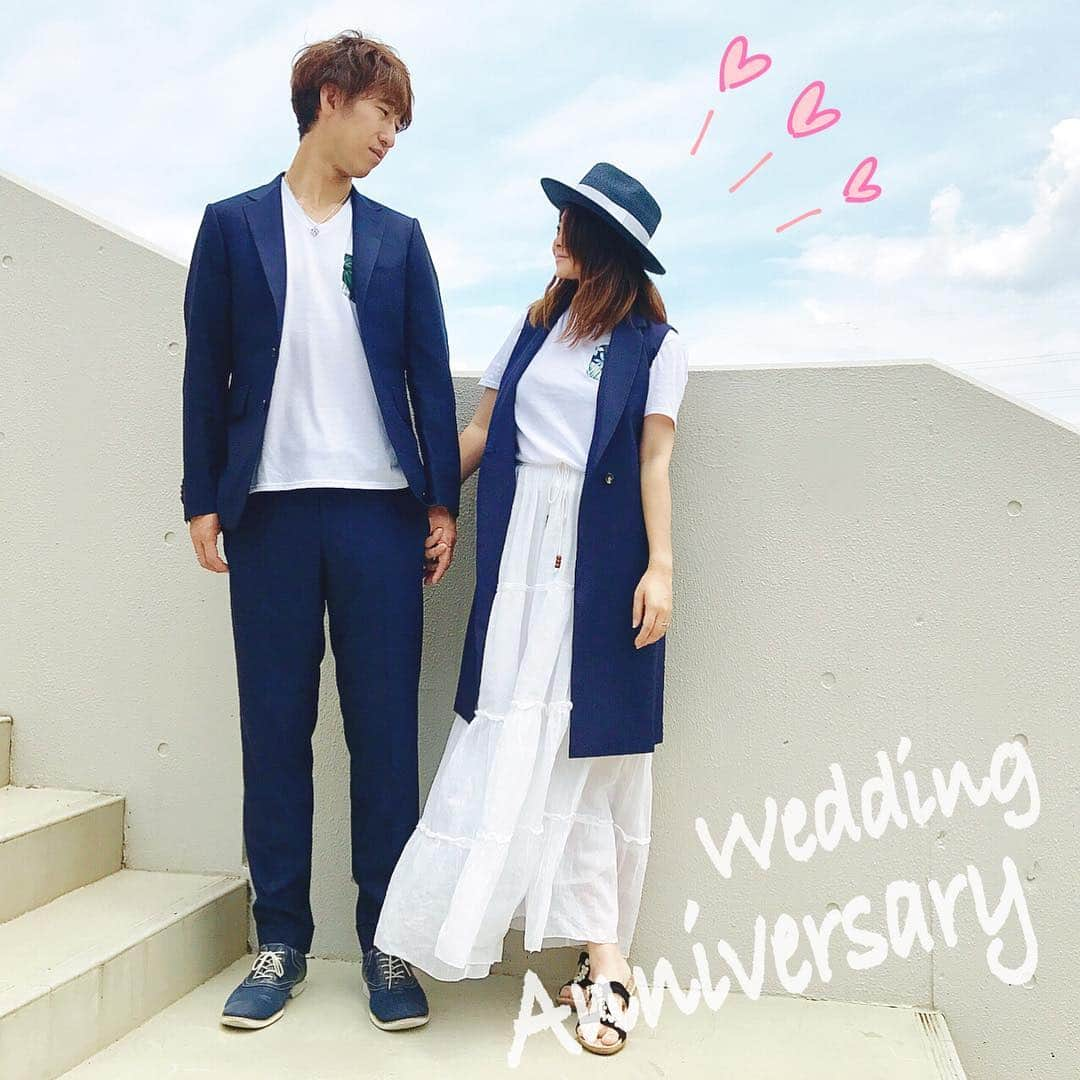 中道あすかさんのインスタグラム写真 - (中道あすかInstagram)「今日は#結婚記念日 ❤️ .  結婚して、 まるまる10年 たちました☺️❣️ . .  今日から11年目の 新しいスタートです😌💕 . . . 憧れの #スウィートテンダイヤモンド 💍と、 夢の薔薇🌹100本は、 全く期待できない #旦那 だけど😂、 . . ほぺたろうという最高の #プレゼント はくれたから、 許そう。。 . . . 11年目もよろしくお願いします😌💕 . . .  #昔は映画館でよくスイートテンダイヤモンドの宣伝やってましたよね⁈ #憧れる物が古い件 #年齢バレるやつ #昭和女子 . #夫婦#夫婦リンク#リンクコーデ#ママコーデ#夫婦モデル#パパモデル#ママモデル#パパ#ママ#スーツ#weddinganniversary #結婚式#スイートテンダイヤモンド#新郎#新婦#ウェディングフォト #結婚式#メンズファッション #パパコーデ」6月14日 12時11分 - asuroom