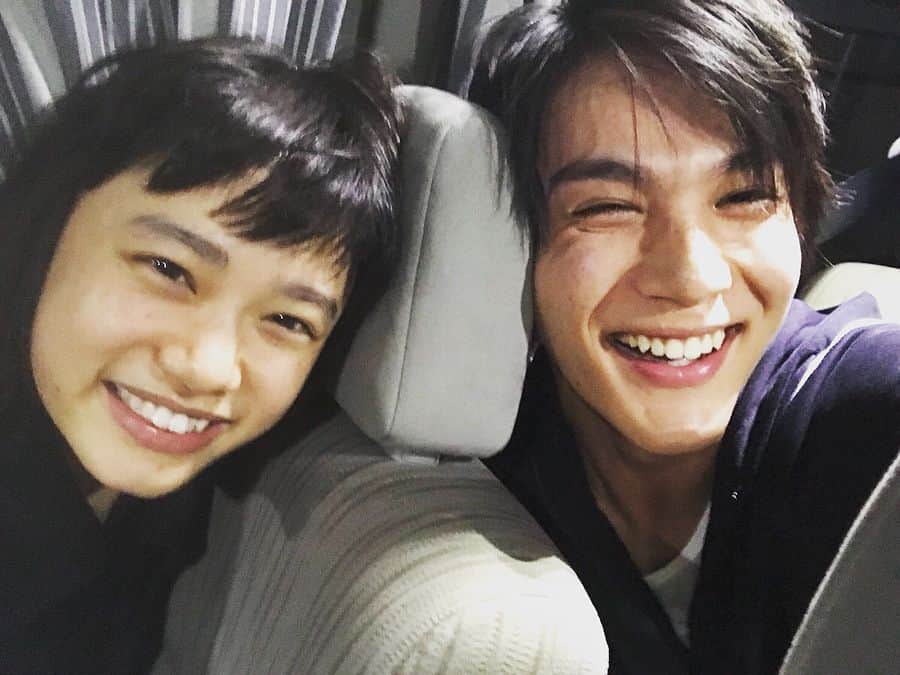 杉咲花のインスタグラム：「今日は大志くんの２０歳のお誕生日。 昨日、撮影が終わって都内に戻る車の中で 誕生日を迎えた大志くんを そこにいたみんなでお祝いさせてもらって、 なんと初めてのカンパイまで ご一緒させてもらってしまいました。😆 そして先ほど、現場にて２回目のお祝い🎉 出番がなかった平野さんも駆けつけてくれて、 喜ぶ大志くんの姿を見て みんなもニコニコ、幸せな時間になったなぁ。。 大志くんとはじめて出会った時は お互いまだ中学生だったのに まさかこんな瞬間を一緒に過ごせる日がくるとは 思ってもいなかったよ。 素敵な瞬間に立ち会うことができて 私はとっても嬉しいです。またカンパイしようね。 本当におめでとう、大志くん😊」