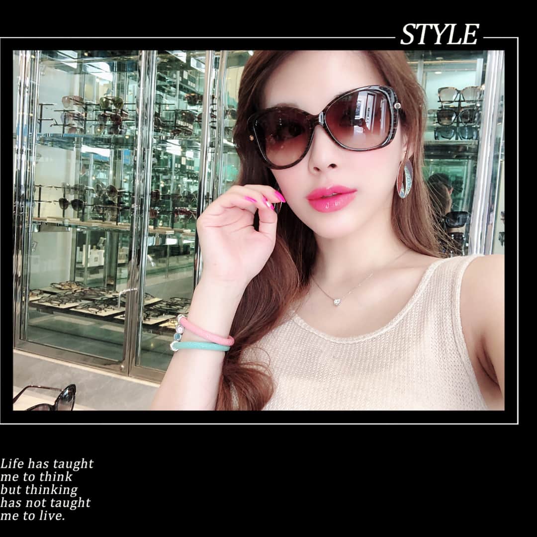 美馬怜子のインスタグラム：「陽射しが眩しいので新しいサングラスを🕶😘❤️ . #ロサンゼルス #ロデオドライブ #お買い物 #トムフォード #instatravel #la #losangeles #rodeodrive #tomford #sunglasses #shoppingday」