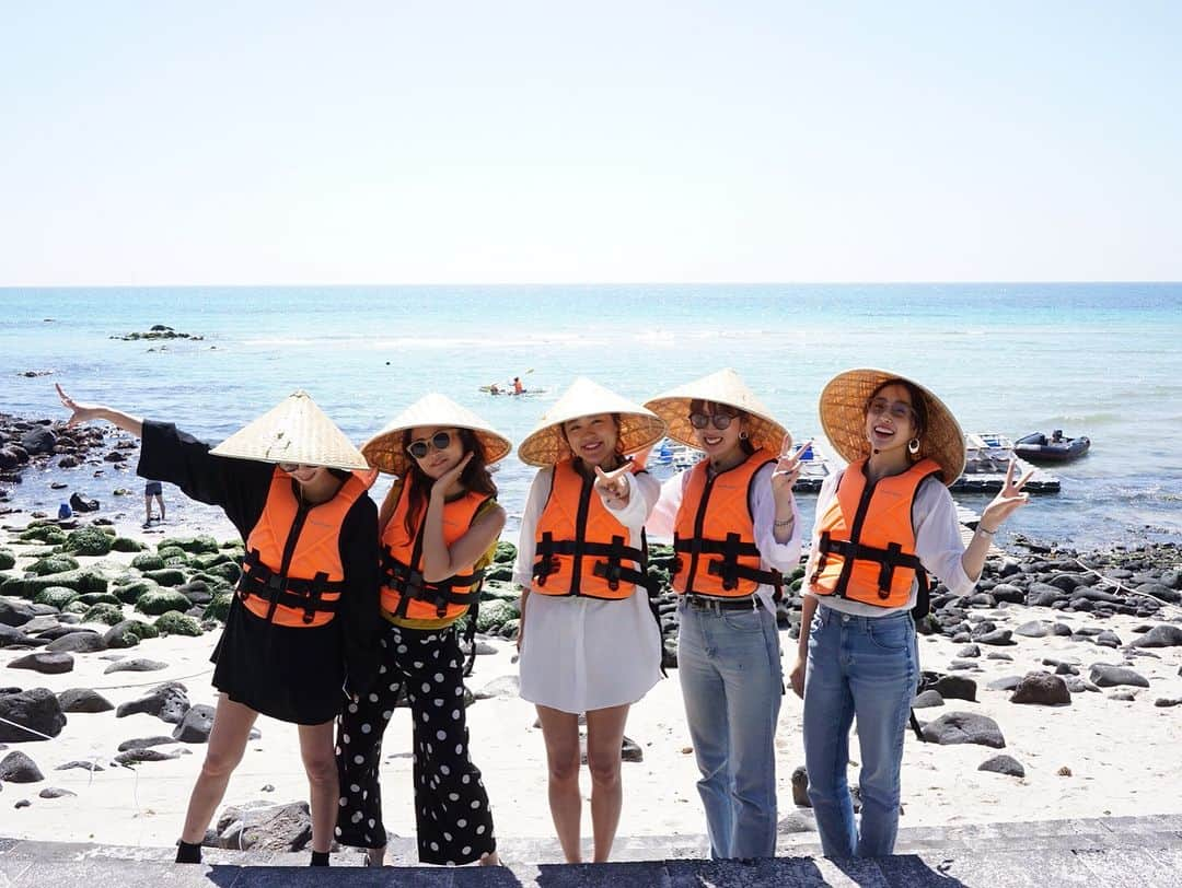 泉見祐希さんのインスタグラム写真 - (泉見祐希Instagram)「綺麗な海でプカプカ〜🚣‍♀️ 海水浴しにまた行きたいな😊 . ▷@kto_fukuoka #ハンダム海岸 #透明カヤック #visitjeju #はなまるチェジュ  #春香るチェジュ #韓国観光公社 #제주도」6月14日 16時01分 - yuuki_izumi_