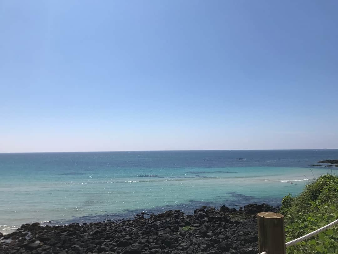 泉見祐希さんのインスタグラム写真 - (泉見祐希Instagram)「綺麗な海でプカプカ〜🚣‍♀️ 海水浴しにまた行きたいな😊 . ▷@kto_fukuoka #ハンダム海岸 #透明カヤック #visitjeju #はなまるチェジュ  #春香るチェジュ #韓国観光公社 #제주도」6月14日 16時01分 - yuuki_izumi_