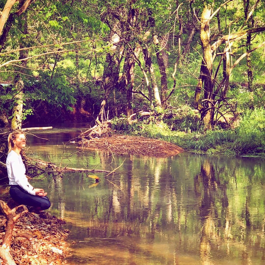 ケリー・ローバッハさんのインスタグラム写真 - (ケリー・ローバッハInstagram)「“And into the forest I go, to lose my mind and find my soul” - John Muir 😊🌲🐿」5月31日 7時57分 - kellyrohrbach