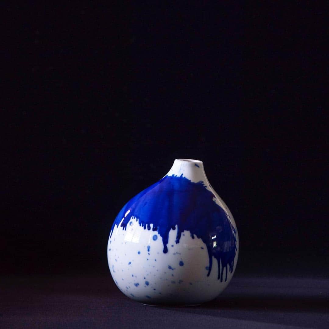 佐藤可士和のインスタグラム：「DISSIMILAR_KAKUREI 300  Tsurukubi, Yukidama AOKISHUZO The Sake Brewery Co., LTD Material: ARITA Porcelain #kashiwasato #佐藤可士和 #contemporaryart #abstractpainting #arita #pocelain」