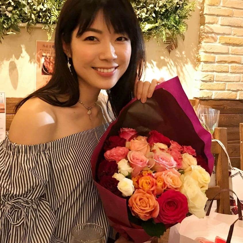 桐島瑞希さんのインスタグラム写真 - (桐島瑞希Instagram)「美しい‼️‼️‼️#アフリカローズ 🌹🌹🌹 普通の薔薇と全っ然違うの。 お花が大きくて、茎もしっかりしてるから長持ち。 そして何より色や柄も他では見たことのない美しさ～😍💕 更にはフラワーデザイナーさんが超イケメン👉@afrikarose_hidetanaka  アフリカへの支援にも繋がるよ✨  昨晩も沢山の方に送別していただきました💓 愛されてるぅーーーー😍😍😍 #アフリカの花屋 #広尾 #africarose #africa #bouquet #rose #薔薇 #薔薇の花束」5月31日 8時58分 - mizkirisiii