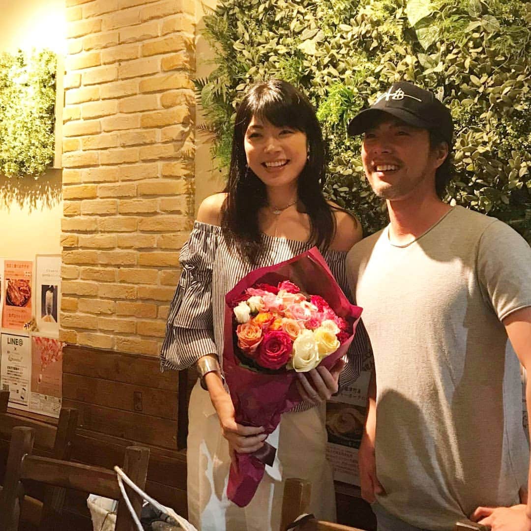 桐島瑞希さんのインスタグラム写真 - (桐島瑞希Instagram)「美しい‼️‼️‼️#アフリカローズ 🌹🌹🌹 普通の薔薇と全っ然違うの。 お花が大きくて、茎もしっかりしてるから長持ち。 そして何より色や柄も他では見たことのない美しさ～😍💕 更にはフラワーデザイナーさんが超イケメン👉@afrikarose_hidetanaka  アフリカへの支援にも繋がるよ✨  昨晩も沢山の方に送別していただきました💓 愛されてるぅーーーー😍😍😍 #アフリカの花屋 #広尾 #africarose #africa #bouquet #rose #薔薇 #薔薇の花束」5月31日 8時58分 - mizkirisiii