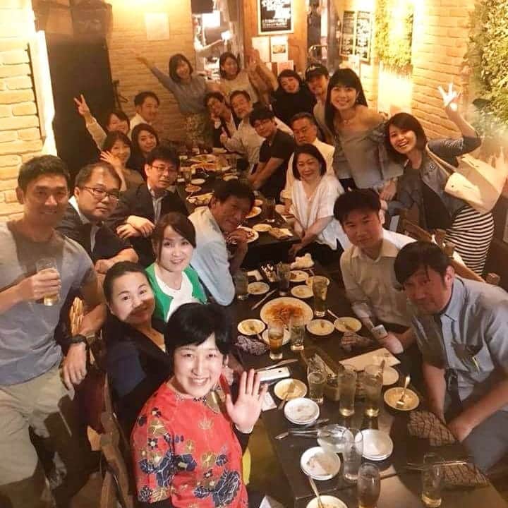 桐島瑞希さんのインスタグラム写真 - (桐島瑞希Instagram)「美しい‼️‼️‼️#アフリカローズ 🌹🌹🌹 普通の薔薇と全っ然違うの。 お花が大きくて、茎もしっかりしてるから長持ち。 そして何より色や柄も他では見たことのない美しさ～😍💕 更にはフラワーデザイナーさんが超イケメン👉@afrikarose_hidetanaka  アフリカへの支援にも繋がるよ✨  昨晩も沢山の方に送別していただきました💓 愛されてるぅーーーー😍😍😍 #アフリカの花屋 #広尾 #africarose #africa #bouquet #rose #薔薇 #薔薇の花束」5月31日 8時58分 - mizkirisiii