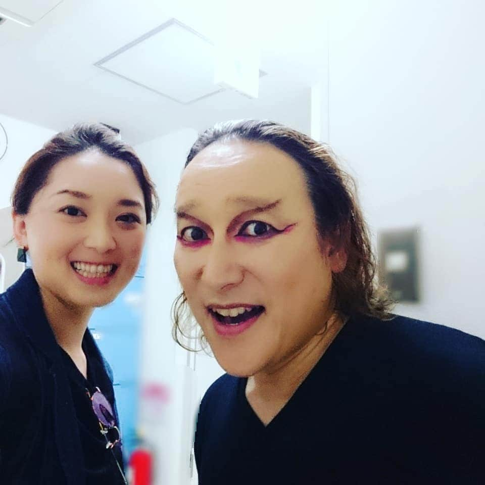 花陽みらさんのインスタグラム写真 - (花陽みらInstagram)「最近。 雷をうけたような、すばらしい衝撃を沢山うけます。 その度に、霧が晴れるような… まわりの景色がカラーに鮮やかになるような… ぼやけていた物が一気に焦点がさだまっていく…感覚です。  そして、豊洲へ来てしまいました。 どうしても、もう一度観たく、学びたく！当日券、キャンセル待ちに並びにいってまいりました！ 奇跡的に観劇ができました。  右近さんと、お写真撮っていただきました📷✨😭 (私のカメラのセルフタイマーは3秒ではなく、４秒としる。。今日このごろ…) #劇団新幹線 #右近健一 さん #天海祐希さん」5月31日 8時54分 - miku_hanahi