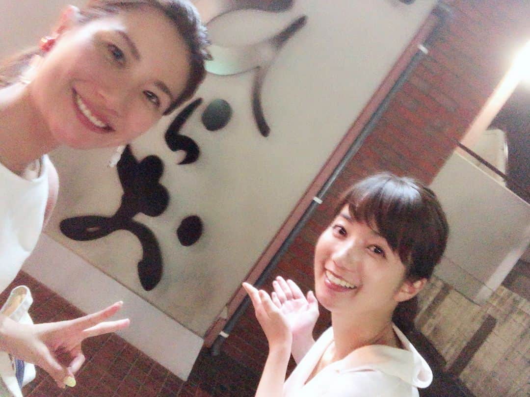 小野彩香さんのインスタグラム写真 - (小野彩香Instagram)「仕事終わりに、初めてひらおに行ってきました💓スタイリストのまあこさんと♪  揚げたての天ぷらをカウンターでいただける！贅沢なのに、価格はリーズナブルなんです✨福岡の方に愛されている理由がよーく分かりました☺️美味しかったです💕  #ひらお #天ぷらだけじゃない #ご飯とお味噌汁もついてくる #イカの塩辛」5月31日 0時24分 - onoayaka_official
