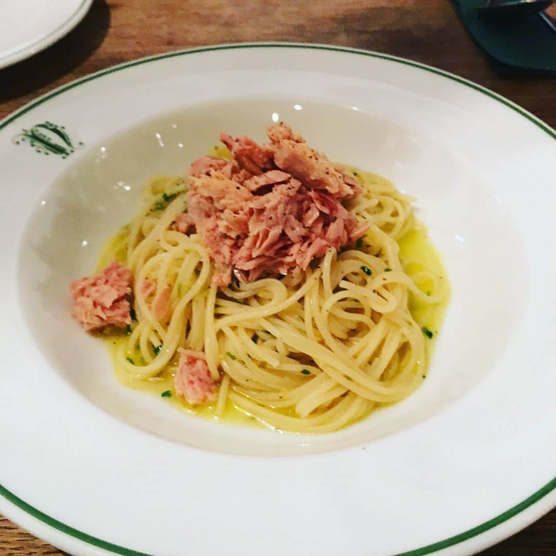 志摩有子さんのインスタグラム写真 - (志摩有子Instagram)「今夜のメンバーには出産を控えた妊婦さんふたり。美味しくて幸せな時間。それにしてもツナと青唐辛子のレモンパスタが美味しすぎ。新玉ねぎのオーブン焼きも家では絶対にできない逸品。話が弾んで気がつけば深夜。」5月31日 1時59分 - ariko418