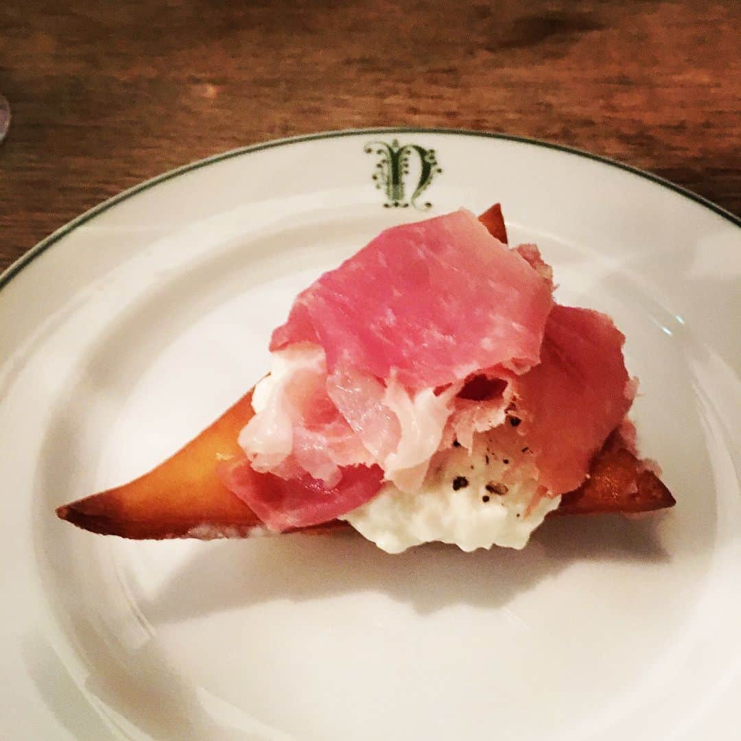 志摩有子さんのインスタグラム写真 - (志摩有子Instagram)「今夜のメンバーには出産を控えた妊婦さんふたり。美味しくて幸せな時間。それにしてもツナと青唐辛子のレモンパスタが美味しすぎ。新玉ねぎのオーブン焼きも家では絶対にできない逸品。話が弾んで気がつけば深夜。」5月31日 1時59分 - ariko418
