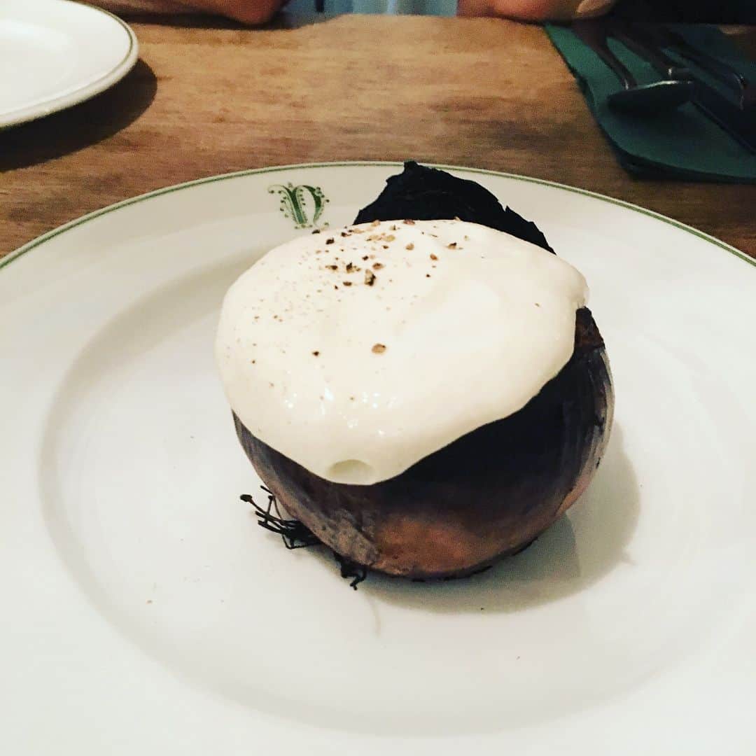 志摩有子さんのインスタグラム写真 - (志摩有子Instagram)「今夜のメンバーには出産を控えた妊婦さんふたり。美味しくて幸せな時間。それにしてもツナと青唐辛子のレモンパスタが美味しすぎ。新玉ねぎのオーブン焼きも家では絶対にできない逸品。話が弾んで気がつけば深夜。」5月31日 1時59分 - ariko418