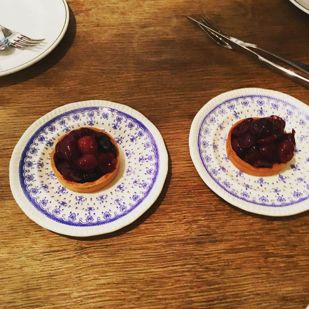 志摩有子さんのインスタグラム写真 - (志摩有子Instagram)「今夜のメンバーには出産を控えた妊婦さんふたり。美味しくて幸せな時間。それにしてもツナと青唐辛子のレモンパスタが美味しすぎ。新玉ねぎのオーブン焼きも家では絶対にできない逸品。話が弾んで気がつけば深夜。」5月31日 1時59分 - ariko418
