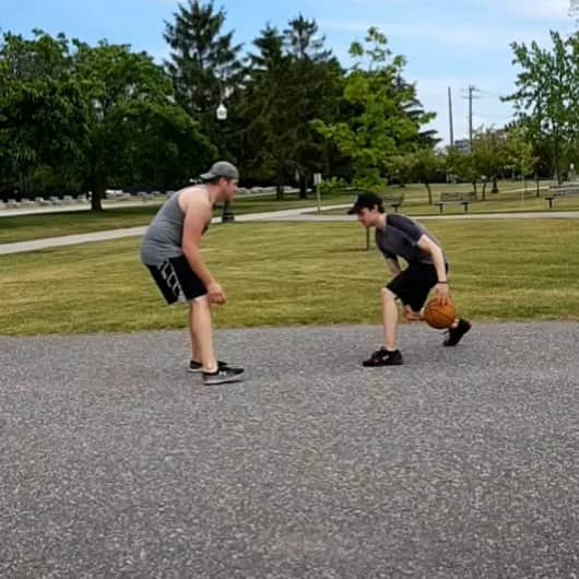 マイケル・マリナロのインスタグラム：「LeBron who? 🏀 @murray1m . . . . #sarnia #sarniaontario #bluewater #bluewaterbridge #pointedward #basketball #vacation #1v1 #athlete #fun」