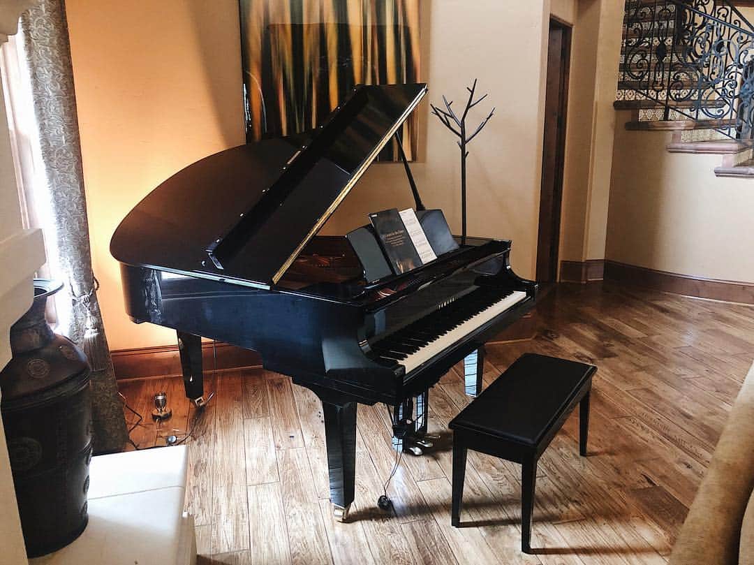 Kristina Bashamさんのインスタグラム写真 - (Kristina BashamInstagram)「In love with my brand new @yamahamusicusa C3X-TA grand piano!! 🎹 Not only is it beautiful, it has a “silent” option for when I’m playing scales or other boring stuff I can use headphones! So it is still an acoustic piano, but it has stoppers that prevent the hammers from hitting the strings if you want to play late at night and don’t want to wake anyone up. 🤗」5月31日 3時19分 - kristinabasham