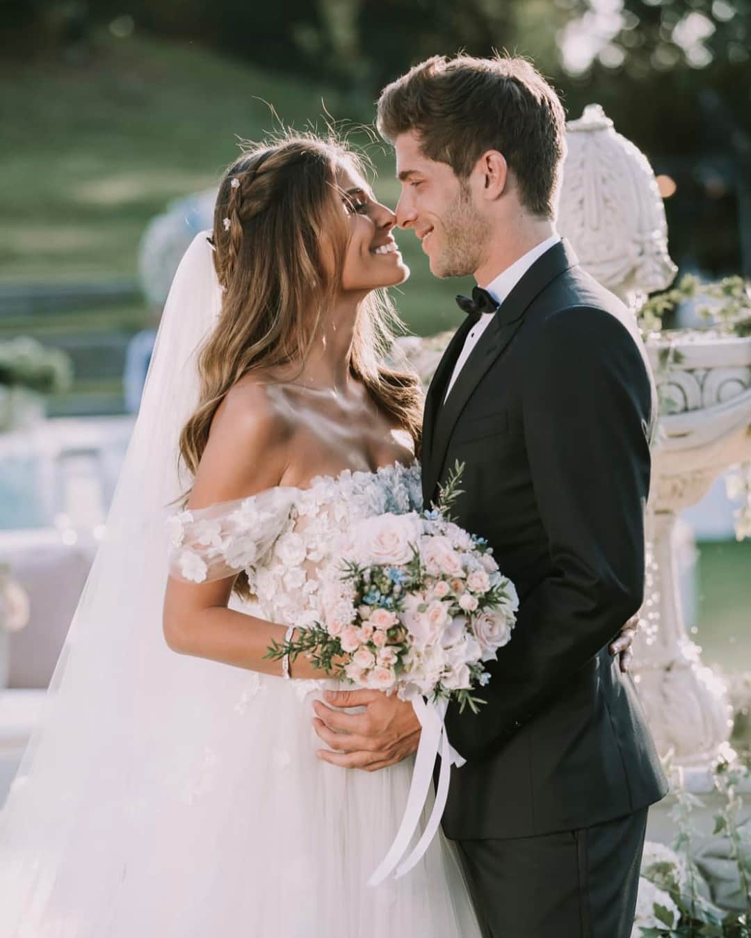 Pronoviasさんのインスタグラム写真 - (PronoviasInstagram)「Congrats to newlyweds @coralsimanovich & @sergiroberto! Coral looked amazing in her custom dress designed by our Artistic Director, @moreau.herve, and handmade in our atelier. She completed her romantic bridal look with an embroidered tulle veil, 3.5 meters in length! Thank you for trusting us for your special day! #PronoviasBrides #coralandsergi See more now on our blog: link in bio. Photos: @peoplephotography」5月31日 4時13分 - pronovias