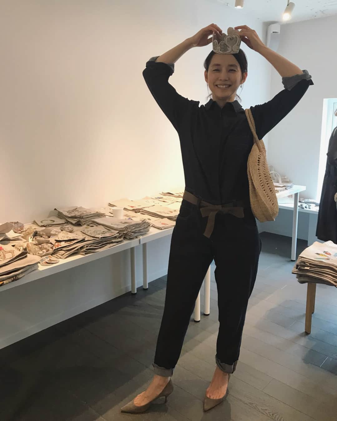 石田ゆり子さんのインスタグラム写真 - (石田ゆり子Instagram)「CORAL & TUSK の 展示会に行ってきました。  大好きな世界が部屋いっぱいに 広がっていて テンションが上がりまくり ウサギのマスク(？)まで つけてみました。 頭に乗せてるのは 白鳥のかんむり。  夢がある ...