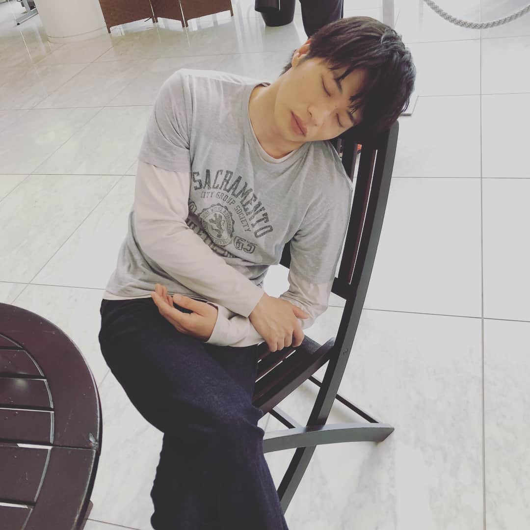 おっさんずラブ 武蔵の部屋のインスタグラム：「‪はるたんとお買い物デートなう❤️パート②‬ ‪#昨日カフェごはんをした時のこと‬ ‪#俺より先に食べ終わったはるたん‬ ‪#なんとうっかり‬ ‪#それはもううっかりと‬ ‪#お昼寝タイム😴‬ ‪#えええええええええええええ‬ ‪#ここで寝るぅーーーーーーーーー⁉️‬ ‪#尊〜い🙇‍♂️‬ ‪#もはやラザニアどころではない‬ ‪#寝顔がなんていうのかなもう生まれたて‬ ‪#赤ちゃん‬ ‪#こんにちは赤ちゃん👶‬ ‪#君の寝顔でご飯何杯行けるだろうか‬ ‪#ラザニアだったら何杯....‬ ‪#起こさないようにしばらく見守るお🍀‬ ‪#いつもお疲れ様はるたん‬ ‪#大好きだよ‬」