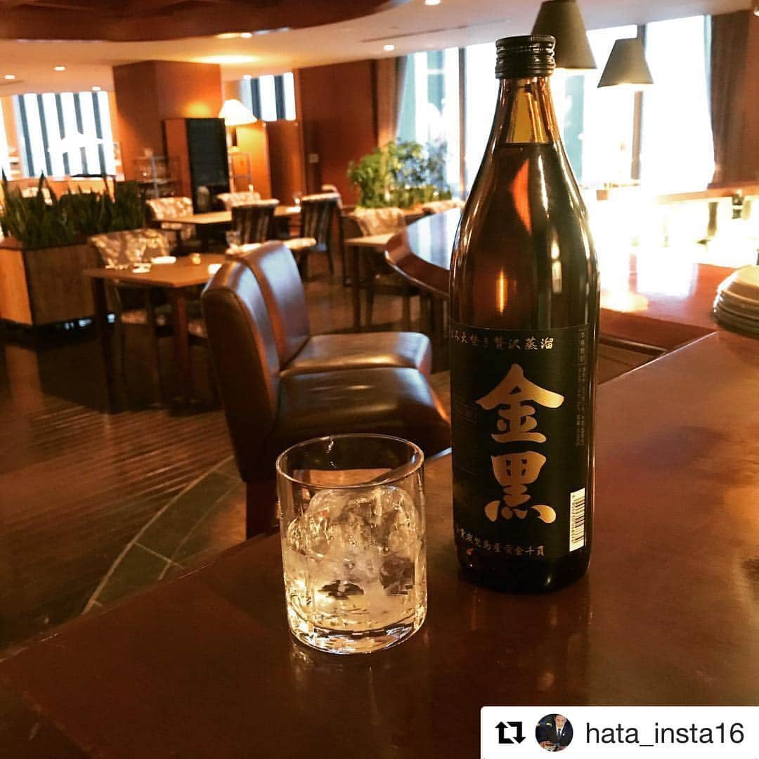 本格芋焼酎 金黒さんのインスタグラム写真 - (本格芋焼酎 金黒Instagram)「「#金黒 #飲んでるよ」写真投稿キャンペーンにたくさんのご応募ありがとうございました！ 本日は、@hata_insta16さんのお写真をご紹介させていただきます！おしゃれでかっこいいですね♪ Photo by @hata_insta16 #金黒 #飲んでるよ #焼酎 #芋焼酎 #焼酎ロック #後味スッキリ #家飲み #晩酌」5月31日 17時41分 - shochu_kinkuro