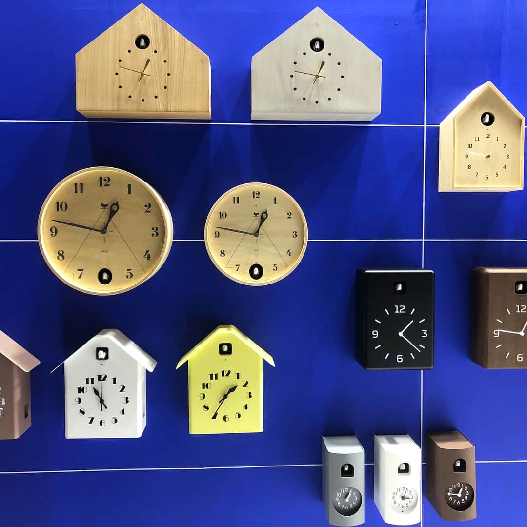 feve casaのインスタグラム：「東京ビッグサイトで開催中の「インテリアライフスタイル展」に潜入。 インテリアアイテムの新作がたくさん発表されています。 鳩時計のバリエーションいっぱい👀  #タカタレムノス #鳩時計 #花器  #アジサイ #tistou #インテリア #インテリアアイテム」