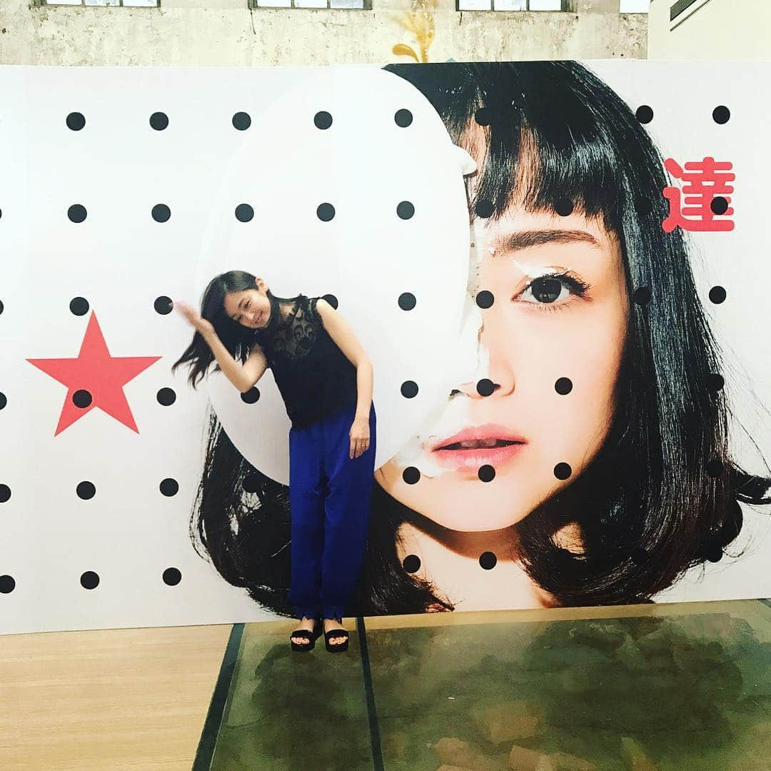 安達祐実さんのインスタグラム写真 - (安達祐実Instagram)「💙❤️💙 #台湾#台北 で #個展 です #明日#夜7時 からは #トークショー あります #待ってます なぜか、なんでやねん！のポーズw」5月31日 18時21分 - _yumi_adachi