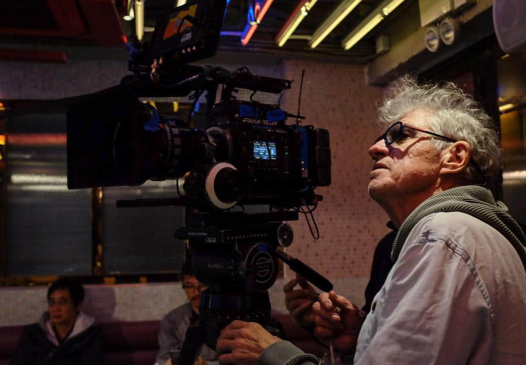 アンソニー・ボーディンのインスタグラム：「The great cinematographer, Christopher Doyle @dukefeng52 , who shot (among other great films) IN THE MOOD FOR LOVE and CHUNGKING EXPRESS , here seen shooting the Hong Kong episode of @partsunknowncnn (directed by @asiaargento )」