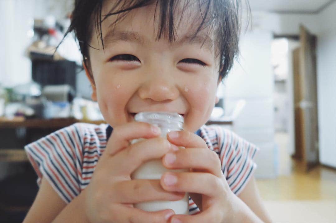 花盛友里のインスタグラム：「5秒前までボロボロ涙こぼして泣いて怒ってたのにケロッとこんな笑顔するからワガママも許しちゃうなぁ。 いや、許せなくて怒り狂う時もあるけども。 いや、その方が多いわ！笑 . . #mybabyboy #love」