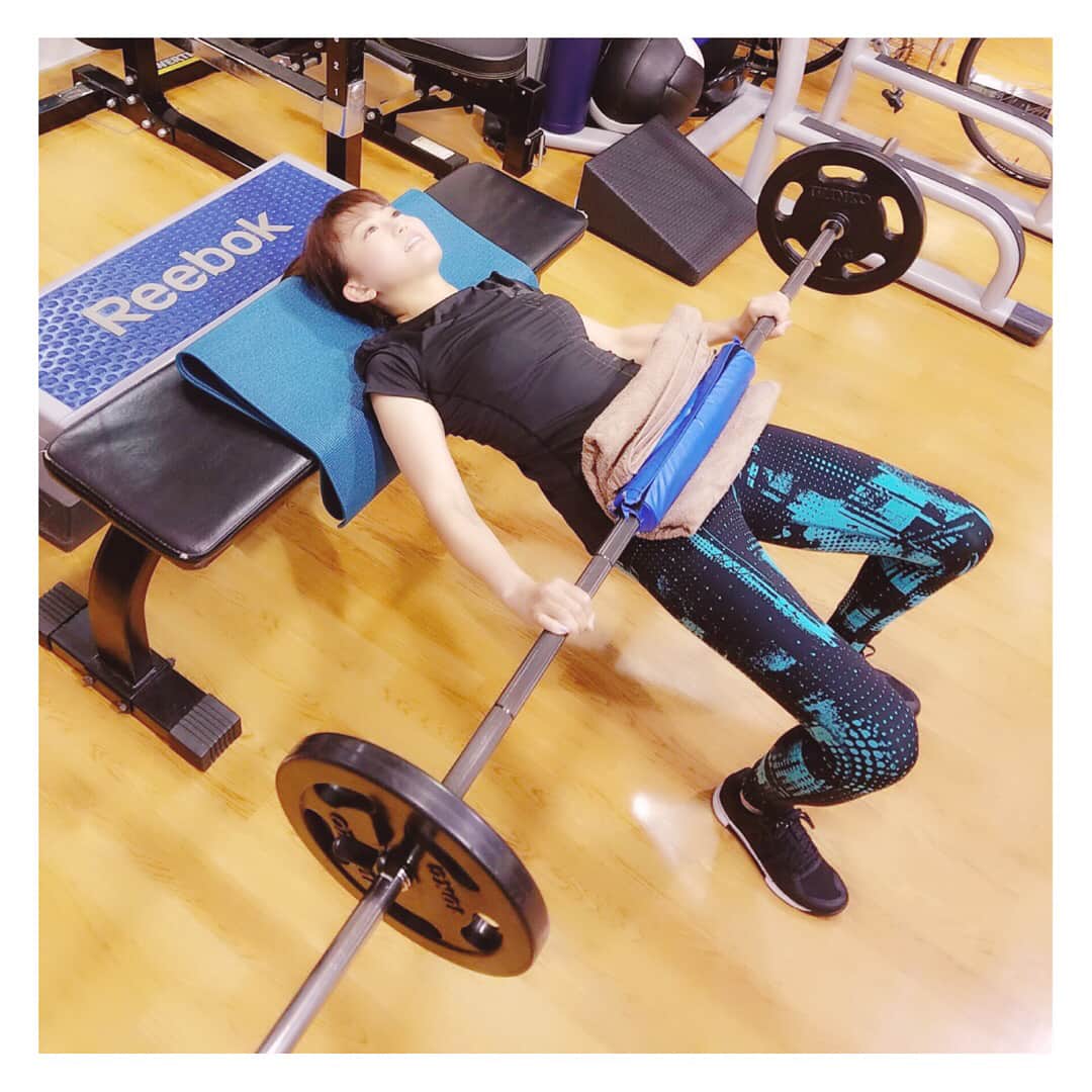津田麻莉奈さんのインスタグラム写真 - (津田麻莉奈Instagram)「今日も朝から元気に #パーソナルトレーニングジム 🏋️‍♂️‍♀️ 腹筋と、尻トレがんばりました。 ヒップスラストは、なんと30kgに挑戦‼️✨ 重いとかそんな次元ではない。辛すぎて大絶叫😭😭😭 全身 #reebok で新調したおニューのウエアで、今日も頑張りました❤️ ⁑ #安田記念に向けて順調に調整されています #ボディメイク #目指せヒップ100cm 💯 #ヒップスラスト #尻トレ #ヒップアップ #体幹トレーニング #パーソナルトレーニング #筋トレ #筋トレ好き #筋トレ女子 #腹筋女子 #ワークアウト #ダイエット #フィットネス #ジム #ボディメイク中 #尻トレーニング #美容 #fitness #workout  #fitnessgirl #trainingwear #personaltraining #japanesegirl #talent #津田麻莉奈 #まりなる」5月31日 12時04分 - tsudamarinal