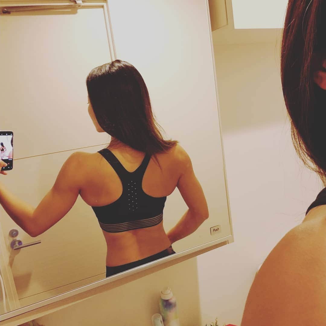 永吉令奈のインスタグラム：「背中見ても絞れた感出てきた✨  スライド⇒2枚目は今より+2.5㎏のとき♪  筋肉重視のカテゴリーじゃないので体脂肪落とすのが私の課題🙌✨ #背中トレーニング #ラットプルダウン #背中ラインづくり #nicajapan #フィットネス #フィットネスモデル #減量 #ボディメイク #ボディシェイプ #パーソナルトレーナー」