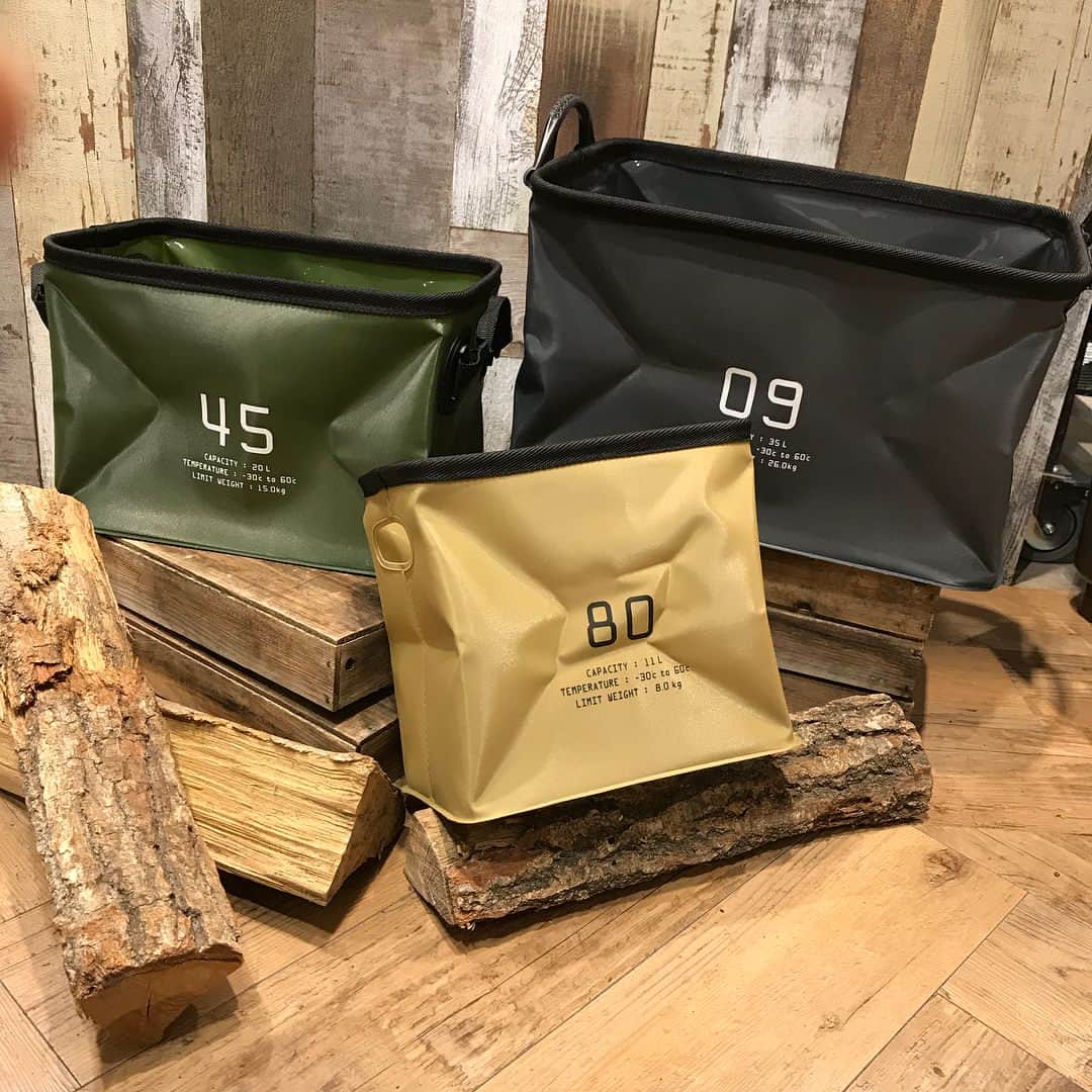 CRATE.JAPANのインスタグラム：「『HANG STOCK』by SLOWER . 100% ウォータープルーフの ストレージボックスです♩ . 両サイドに取っ手が 付いているのと、 コンパクトに折りたたむことが できるので、持ち運びに便利！！ . 耐水性や耐荷性、耐温性 （-30℃〜60℃） に優れているので、 キャンプやアウトドアシーンでの活躍間違いなしです(๑˃̵ᴗ˂̵) . . 容量は小さい順に 11L、20L、35Lとなっております。 . 耐荷重 ・11L…8.0kg ・20L…15.0kg ・35L…26.0kg . . #slower #ストレージボックス #アウトドア #outdoor #キャンプ #camp #ガレージライフ #外遊び #バーベキュー #bbq #枚方crate #lifeisgood」