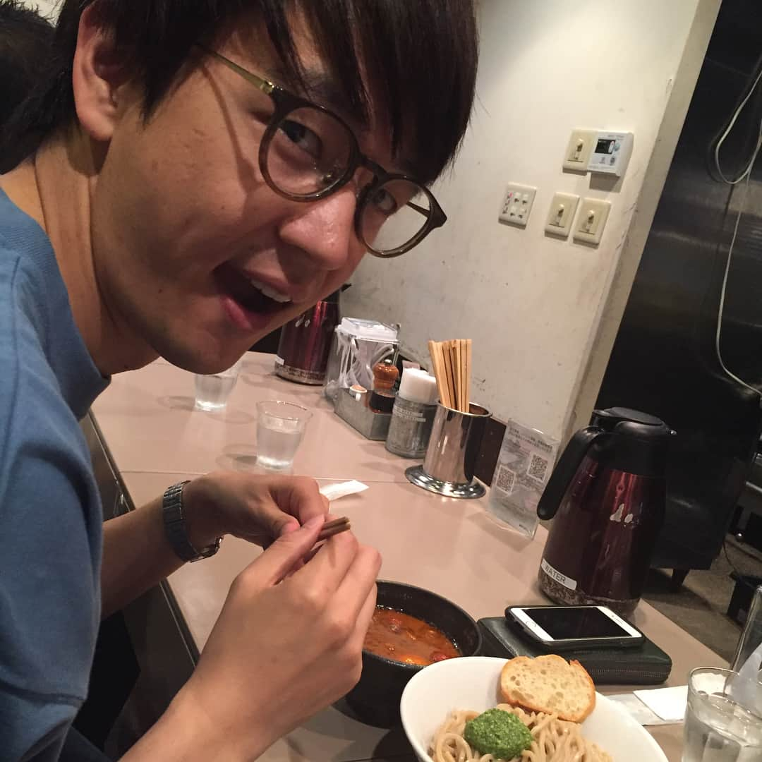 昴生さんのインスタグラム写真 - (昴生Instagram)「てるくんとランチ！！ #コマンダンテ さん #石井さん #先輩やけど僕は親しみを込めててるくんと呼ぶ #ルミネの出番の合間に #つけ麺連れて行ってもろた #五ノ神製作所 #えびつけ麺 #めちゃめちゃうまい #どハマり #ルミネの合間毎回行ってまいそう #今もまた食べたい #そして #てるくん恒例のランチ後のコーヒー #服屋さんといっしょになってるカフェ #オシャレ #もうてるくんもすっかり東京の人や #表参道のカフェとかも行くらしい #すっかり東京の人や #てるくん #ごちそうさまでした」5月31日 14時24分 - mikikousei