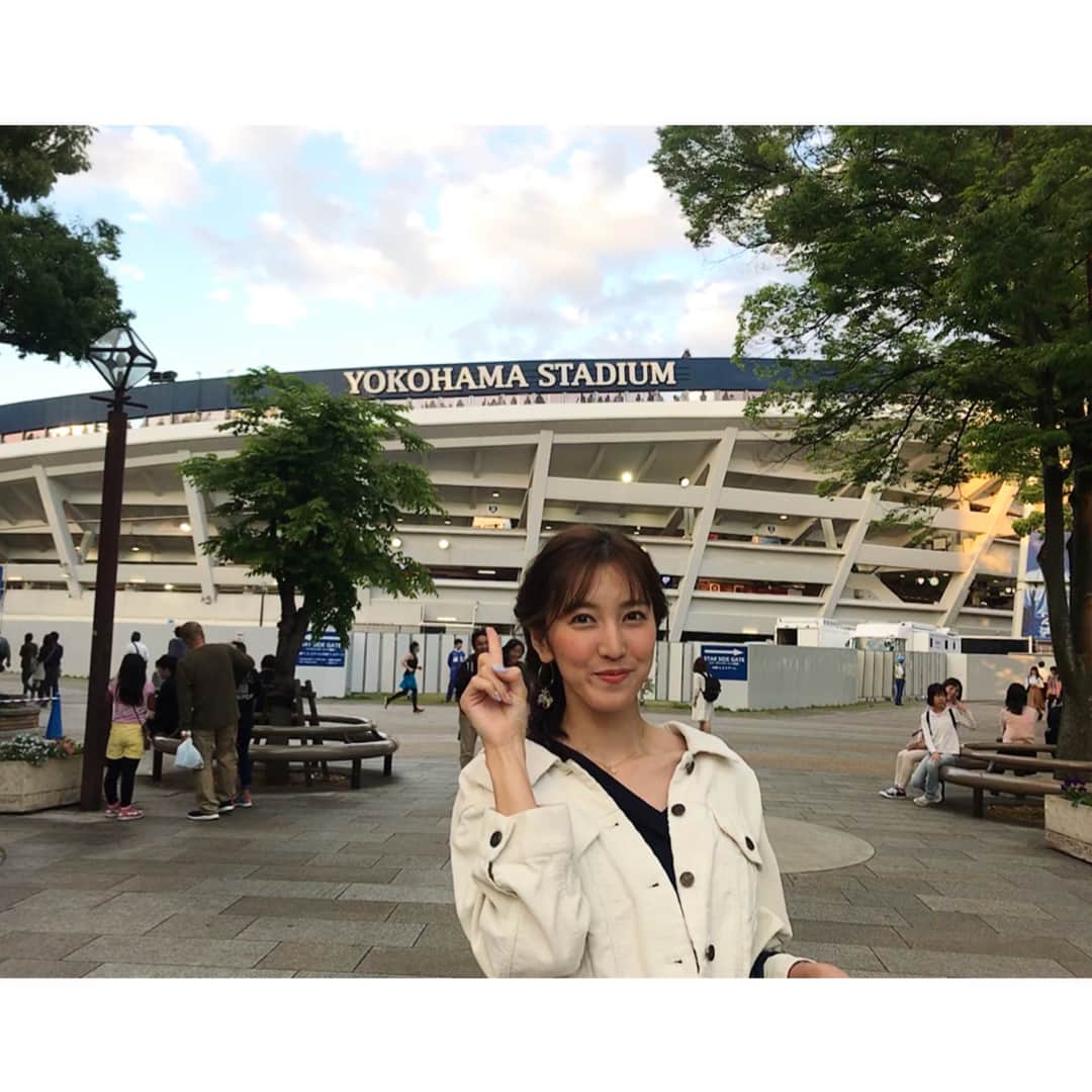 小澤陽子さんのインスタグラム写真 - (小澤陽子Instagram)「in private❁  先日プライベートで観に行った、ハマスタ🏟⚾️💙 この時期の観戦が、1番気持ち良い！！(*´꒳`*) 他の球場にも行きたいなぁ〜😭 * * #地元横浜 #生まれも育ちもハマっ子です💙 #ベイカラ #この日はチーズにしました🧀 #オリジナルビールかわいい🍺💕 #いつもやってるガチャガチャ #この日はひっくり返されててショックでした…笑 #横浜DeNAベイスターズ ⭐️ #ユニフォームもすき♪ #横浜スタジアム #ハマスタ きれい！  今日も、お邪魔します🤩 東投手の好投とバナナ🍌が生で見られるのは楽しみです✨岸投手も注目！ 雨止むかな〜☔️」5月31日 15時32分 - yoko.ozawa729