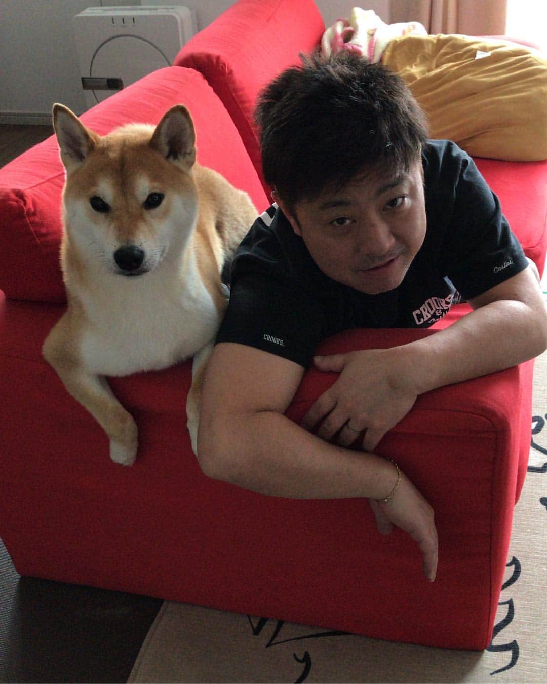 高橋みゆきのインスタグラム：「クラ吉🐶💕と旦那👱‍♂️…うん❣️クラ吉イケメン👌旦那クラ吉と手の長さ一緒じゃね🤣🤣🤣笑 #クラ吉と旦那 #可愛い #いつもバトってる二人 #たまに仲良し #犬好き家族」