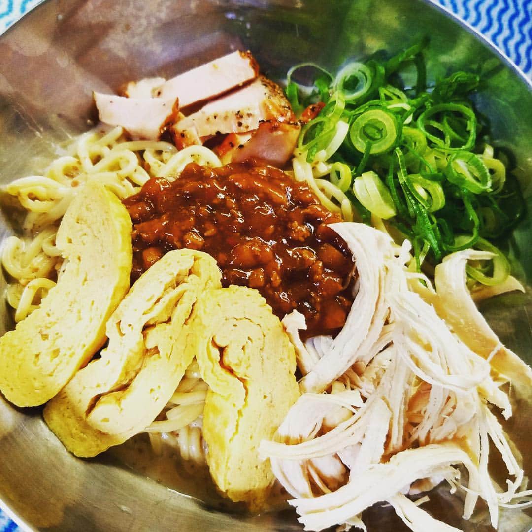 イチかバチか 千日前店のインスタグラム：「本日のまかない☆ 冷やし中華です^_^ これからの暑い季節にはバッチリ👍 メニューに入れるか考え中ですので乞うご期待を〜♫ #難波 #なんば #なんばパークス #心斎橋 #千日前 #個室 #個室居酒屋 #中華 #冷やし中華 #肉味噌 #だし巻き卵 #蒸し鶏 #ネギ #新メニュー」