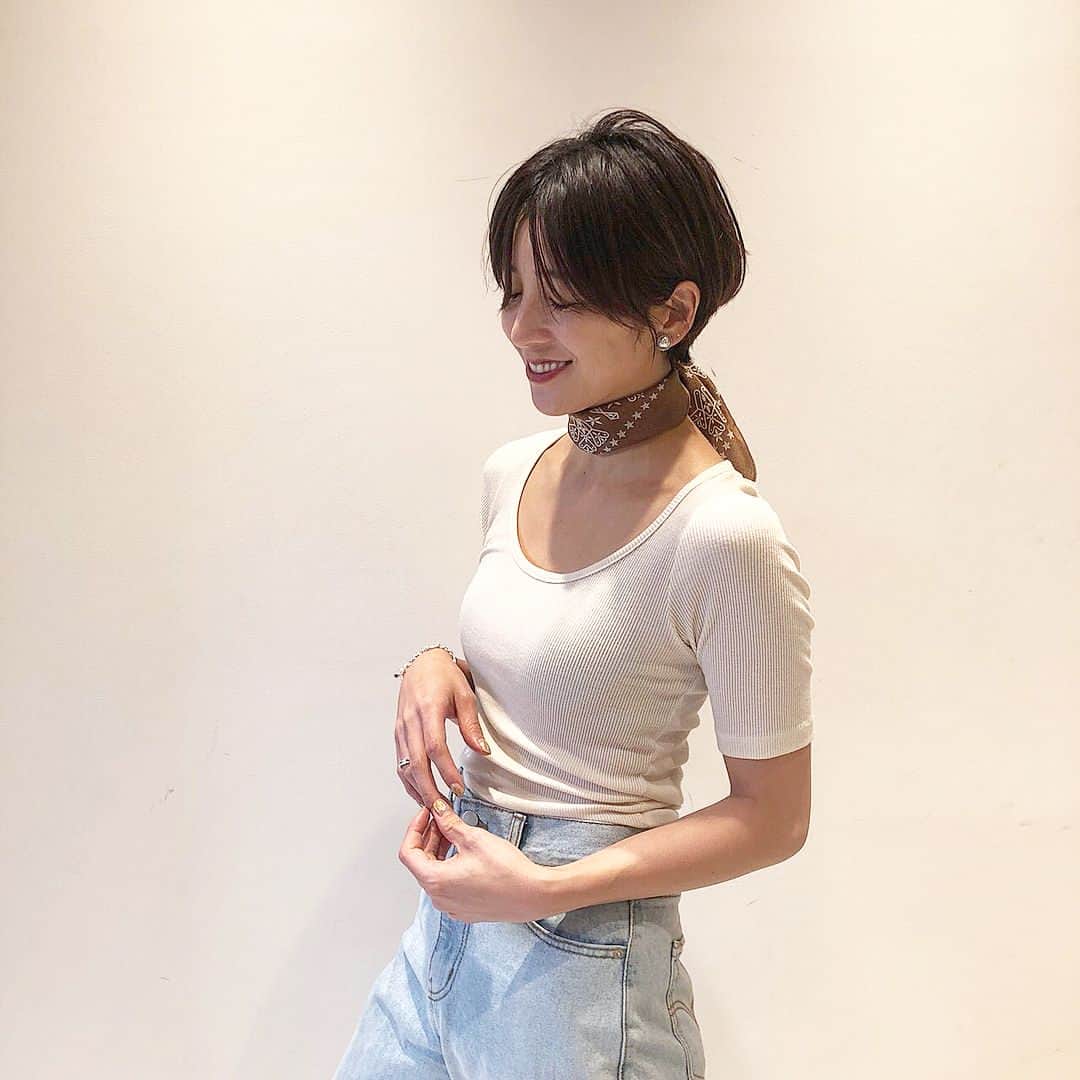 吉田怜香さんのインスタグラム写真 吉田怜香instagram カジュアルな素材と女っぽい胸のあきがギャップあって なトップスは6月入荷予定 ニュアンスなエクリューカラーも肌に馴染んで好き 質問あったバンダナですが 細く折ってほんとに普通に結んでるだけです