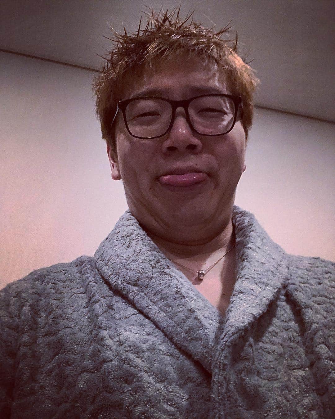 HIKAKINのインスタグラム：「カラダも、ろくにふかないで着るタオル生地のバスローブにハマっておる。素っ裸バスローブ、お試しあれ。ハマるよ😎」