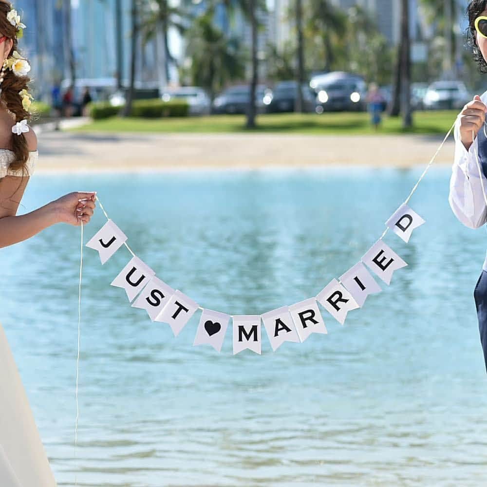 minne_weddingのインスタグラム：「. 結婚式の写真撮影をより盛り上げてくれる可愛い小道具としていまどきのガーランドです＊ . モノトーンのシンプルなデザインだから、 どんなシーンにもぴったりなこと間違いなし！ . . ▼ガーランド(Just Married) / LeiLei～レイレイ～さん https://minne.com/items/10493173 . . #minne#ガーランド#ガーランド手作り#ガーランド作り#前撮アイテム#前撮り小物#前撮アイテムdiy#前撮り写真#ハンドメイド#ハンドメイド雑貨#ハンドメイド部#ハンドメイド好きさんと繋がりたい#ハンドメイド好きな人と繋がりたい#ハンドメイド品#ハンドメイド商品#ハンドメイド作家#ハンドメイド作家さん#結婚式準備#結婚式DIY#結婚式手作り#手作り結婚式#プレ花嫁準備#花嫁DIY#プレ花嫁diy#ウェディングアイテム#ウェディンググッズ#ウェディングレポ#ウェディングギフト#ウェディング小物#ブライダル小物#ハンドメイド作家さん」