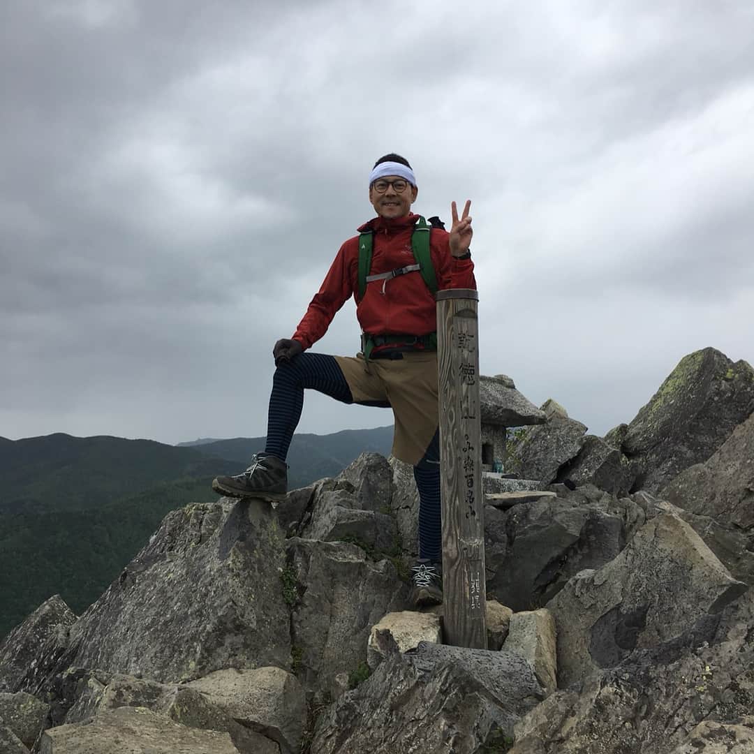 東野幸治さんのインスタグラム写真 - (東野幸治Instagram)「乾徳山のテッペン取りました！飽きない山でした。」5月31日 19時53分 - higashinodesu