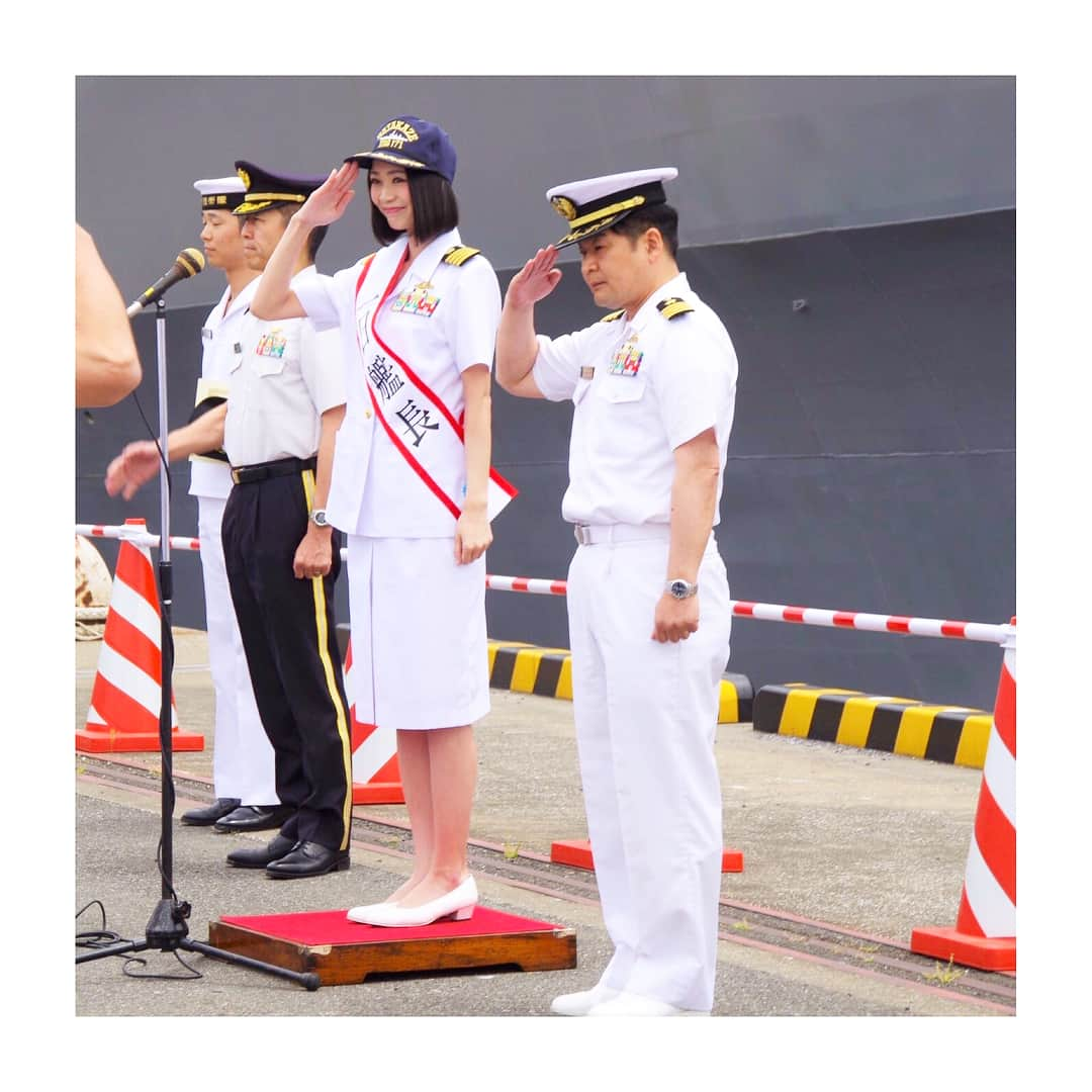 緑川静香さんのインスタグラム写真 - (緑川静香Instagram)「まだまだあります💖笑  #destroyer #escortvessel #ship #captain #uniform #oneday #selfie #selca #셀카 #셀피  #海上自衛隊 #護衛艦 #はたかぜ #護衛艦はたかぜ #一日艦長 #東京みなと祭 #自衛官  #ほんと自衛官の皆さん素敵な方達ばかりでした #そしてはたかぜのかっこよさね #圧巻ですよ #あー楽しかったなぁ #艦長 の川岸さんと #優しく説明して下さった #集合写真は宝物  #サンミュージック の社長もいらっしゃいます #名物のカレー 美味しかったなぁ #想い出いっぱい」5月31日 20時02分 - midorikawa_shizuka