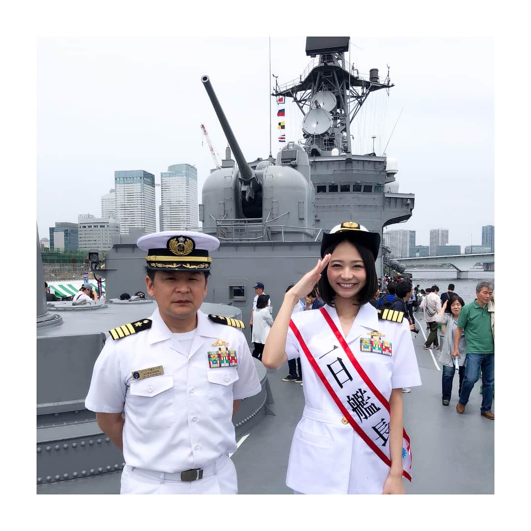 緑川静香さんのインスタグラム写真 - (緑川静香Instagram)「まだまだあります💖笑  #destroyer #escortvessel #ship #captain #uniform #oneday #selfie #selca #셀카 #셀피  #海上自衛隊 #護衛艦 #はたかぜ #護衛艦はたかぜ #一日艦長 #東京みなと祭 #自衛官  #ほんと自衛官の皆さん素敵な方達ばかりでした #そしてはたかぜのかっこよさね #圧巻ですよ #あー楽しかったなぁ #艦長 の川岸さんと #優しく説明して下さった #集合写真は宝物  #サンミュージック の社長もいらっしゃいます #名物のカレー 美味しかったなぁ #想い出いっぱい」5月31日 20時02分 - midorikawa_shizuka