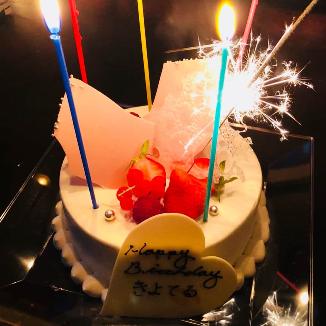 はぎちゃんさんのインスタグラム写真 - (はぎちゃんInstagram)「昨日、剛くんに誕生日祝いをしてもらいました🎂剛くんのそっくりさん…じゃなくて、銀シャリの鰻さんも一緒に祝ってくれはりました🤩 サプライズありがとうございました🤩 #綾野剛 くん #銀シャリ鰻 さん #シャインハッピー  #はぎちゃん #誕生日祝い #鰻さんどの感情でその顔なってはんの？！ #サプライズで #ケーキも #いやきよてるて！ #下の名前やめて！」5月31日 20時03分 - hagichan0524