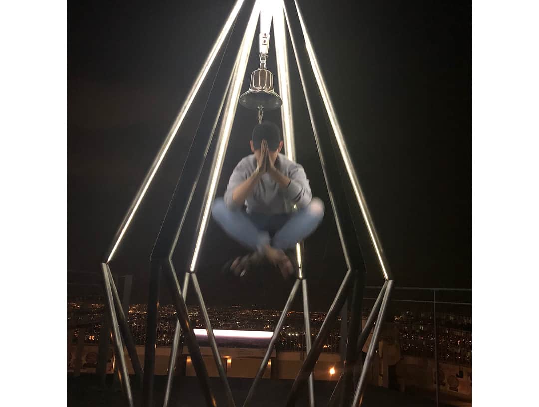 ソン・イェジンさんのインスタグラム写真 - (ソン・イェジンInstagram)「높이 높이 더 높이 날다🤸‍♀️ #공중부양 #깨달음 🙊」5月31日 20時15分 - yejinhand