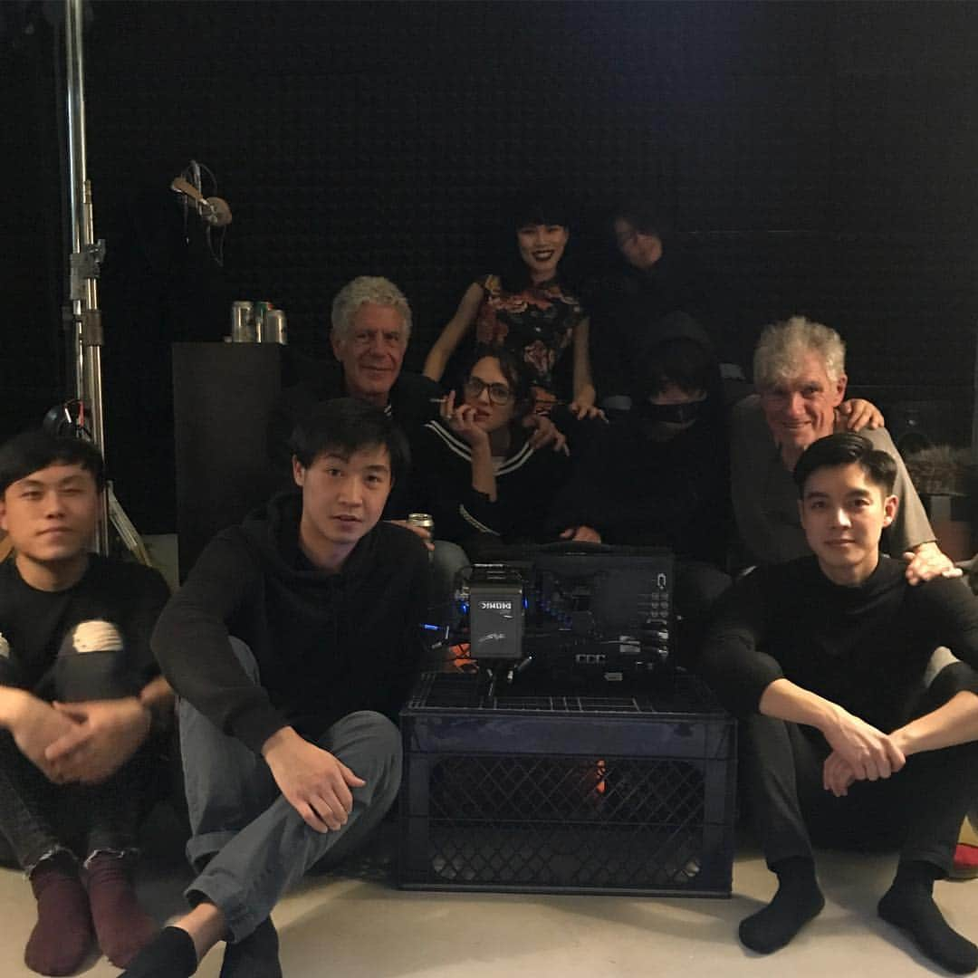 アンソニー・ボーディンさんのインスタグラム写真 - (アンソニー・ボーディンInstagram)「With director @asiaargento , Director of Photography @dukefeng52 Christopher Doyle , @xiaohaixiao Jenny Suen, and the band DAVID BORING on set during filming of @partsunknowncnn HONG KONG ( This Sunday on CNN)」5月31日 20時53分 - anthonybourdain