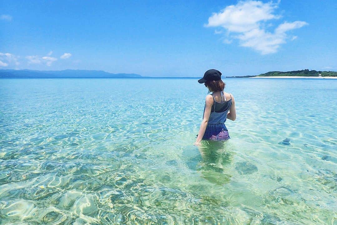 のインスタグラム：「石垣島のツアーは @flowfish_ishigaki さんのところをリピート😍 写真も動画もたくさん撮ってもらえて大満足。石垣島に来たら他の島に行けるツアーに行くのがオススメ！ケタ違いに綺麗です！笑 海の音って気持ち良くてずっと聞いちゃう👂笑  #石垣島旅行 #沖縄大好き #タビジョ #素潜り #素潜り女子 #パナリ #幻の島」