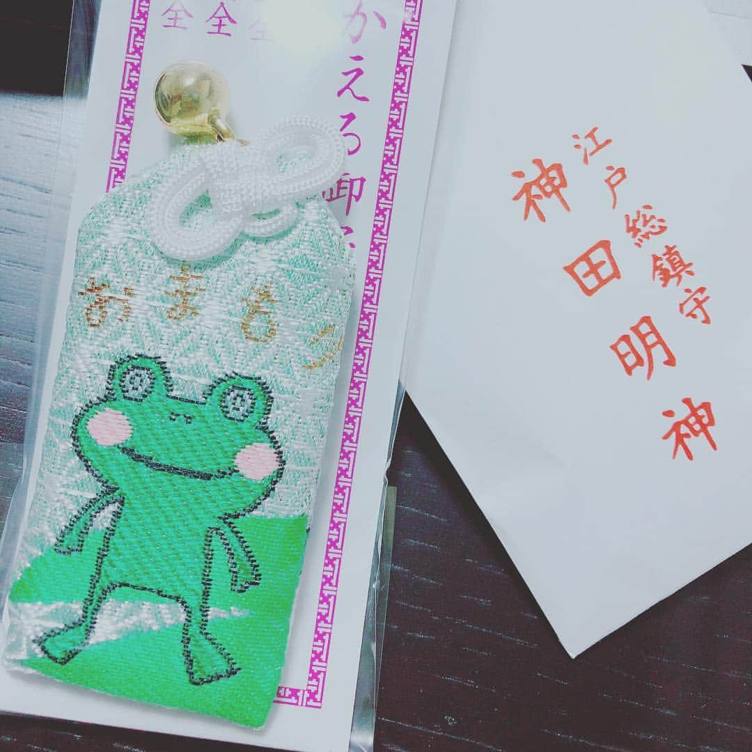 菊池仁香のインスタグラム：「お守り頂いた、、うっかり泣きそうになった、、 無事かえる🐸！ #お守り #神田明神 #studyabroad #overseas #frog #thankyou」