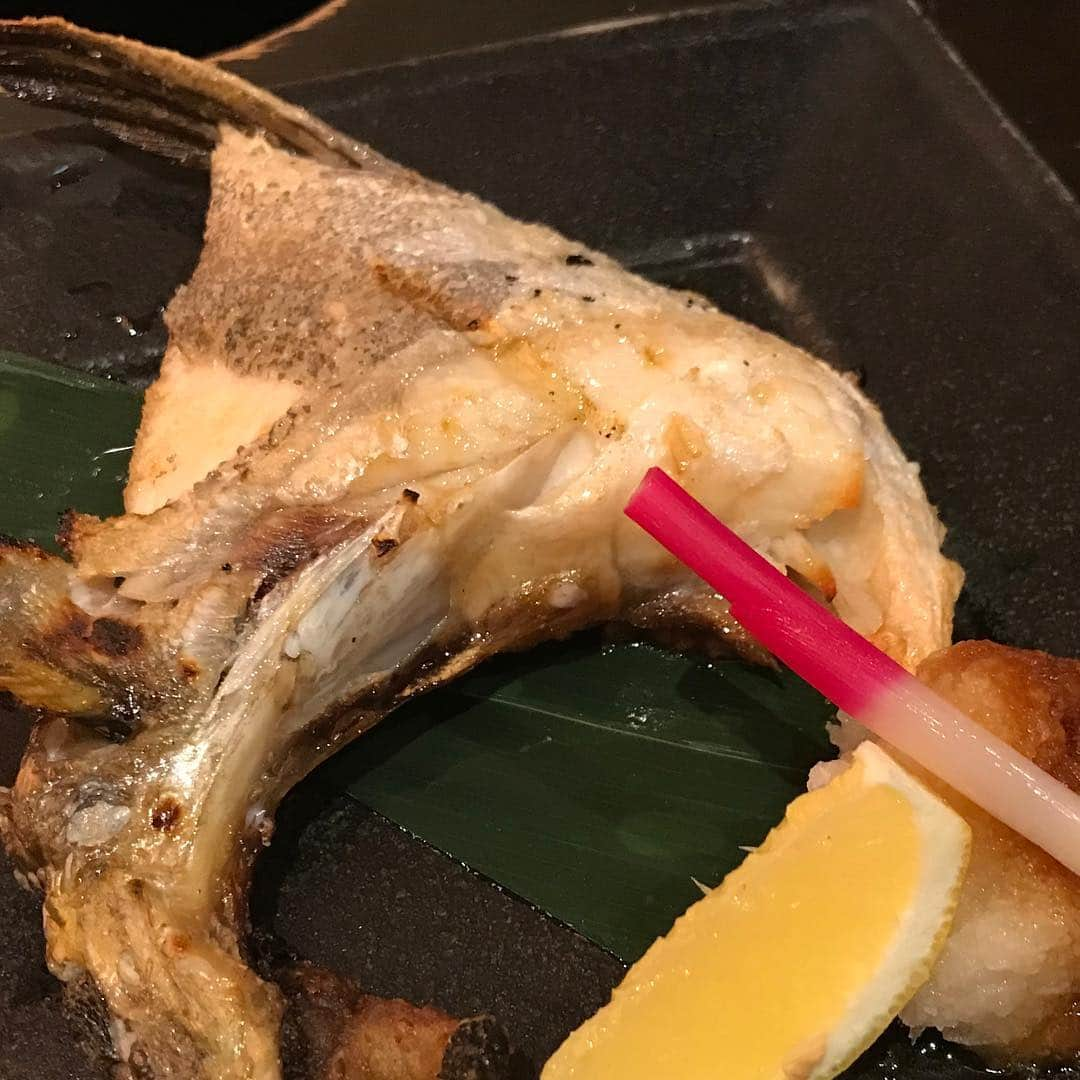 hanatsubaki029さんのインスタグラム写真 - (hanatsubaki029Instagram)「カンパチのカマ塩焼き！ 脂がのっててめちゃ美味い😋 新鮮な魚は🐟やはりよいですなぁー#カマ#脂のってます #イーマ#個室#阪神百貨店#梅田ど真ん中#和食#魚#米活#宇和島鯛めし」5月31日 21時49分 - hana.tsubaki29