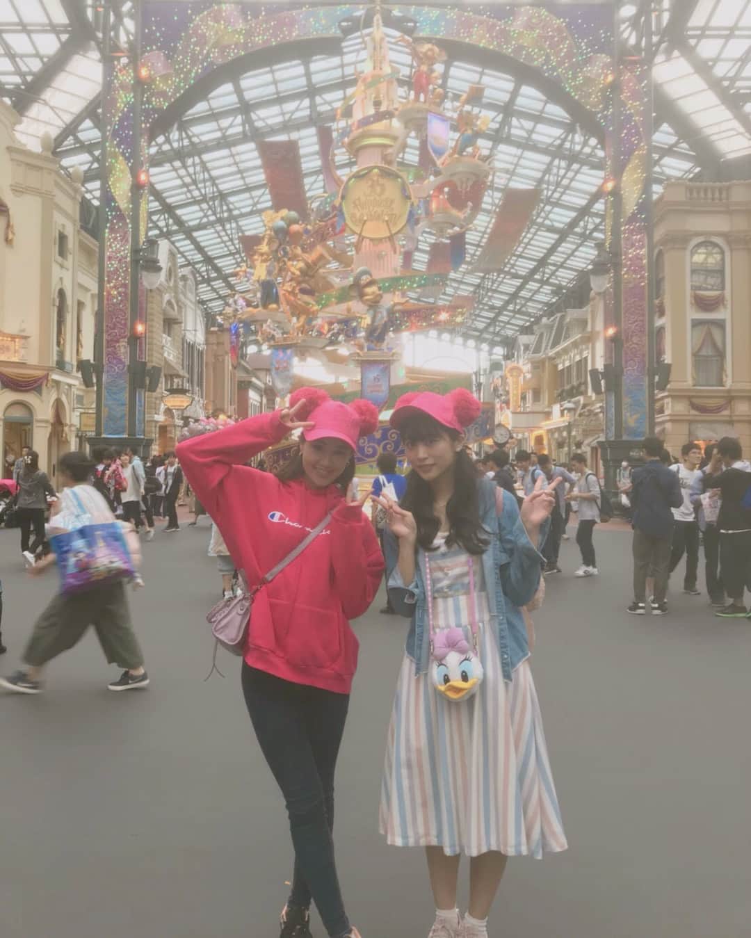 根岸愛のインスタグラム：「またこの人と🤣💕 夢の国！曇り！☁️ #ディズニー #ディズニーランド #夢の国 #鈴木まりや #根岸愛」